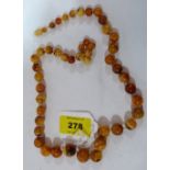 A necklace of graduated amber beads. 34.8g