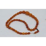 A necklace of amber beads. 13.9g gross