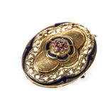 A VICTORIAN STYLE BROOCH