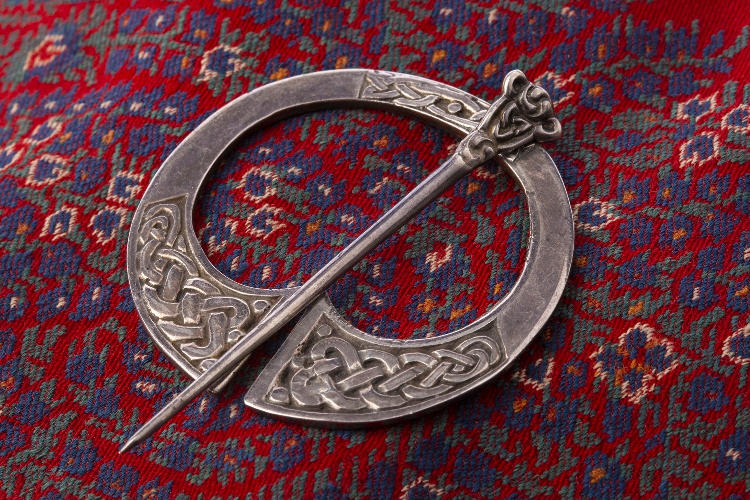 THREE SILVER KILT PINS - Image 4 of 6