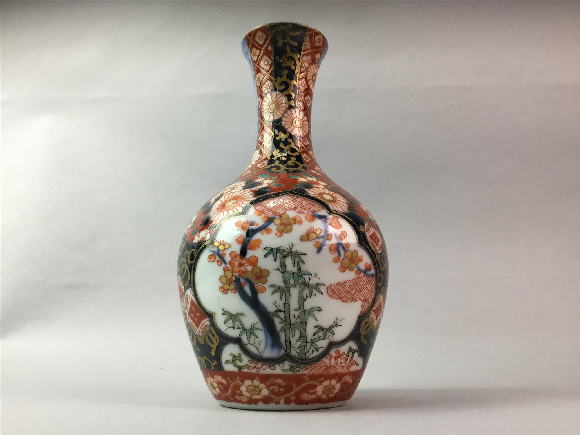 A JAPANESE IMARI VASE, CHINESE BLUE AND WHITE VASE AND A TEA BOWL ON STAND