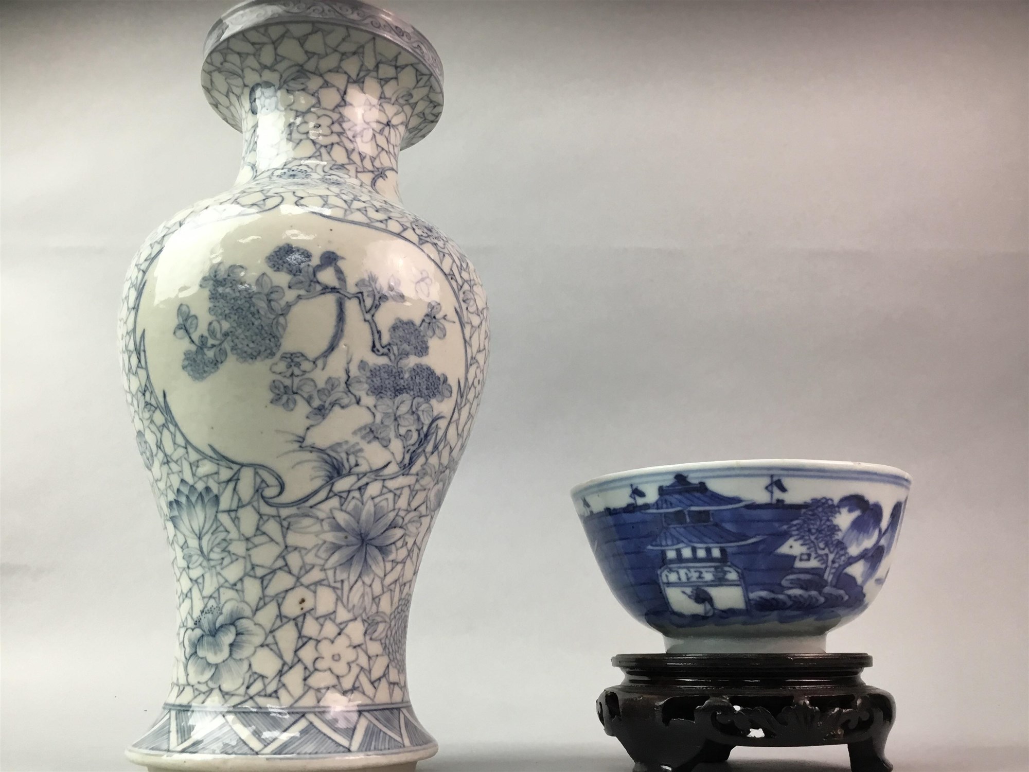 A JAPANESE IMARI VASE, CHINESE BLUE AND WHITE VASE AND A TEA BOWL ON STAND - Image 2 of 2