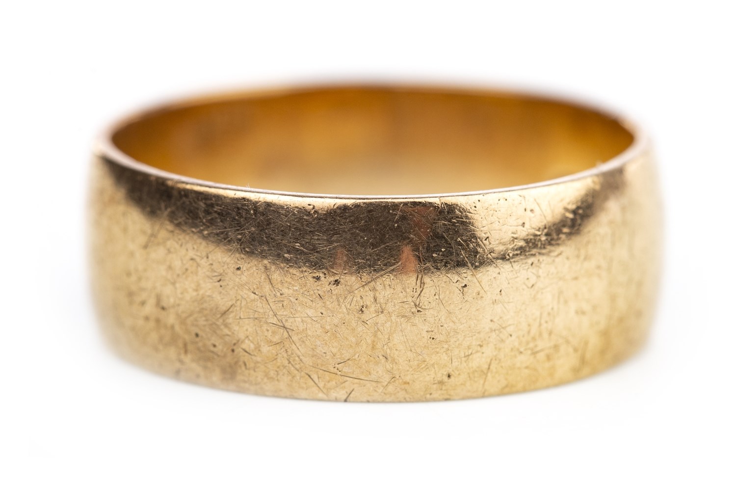 A GENTLEMAN'S NINE CARAT GOLD WEDDING BAND