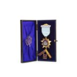 AN EIGHTEEN CARAT GOLD AND ENAMEL MASONIC JEWEL