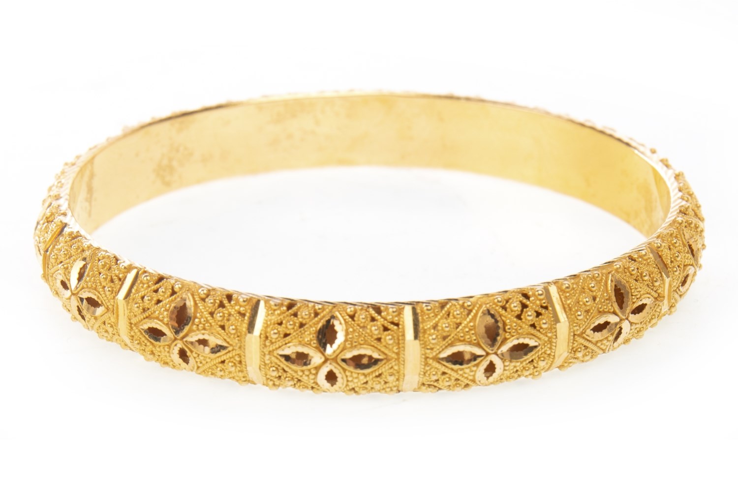 AN ORNATE MOULDED BANGLE