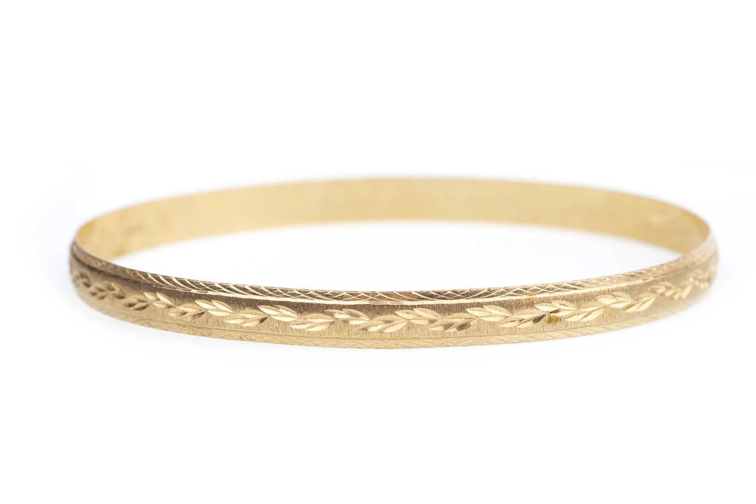 A NINE CARAT GOLD BANGLE