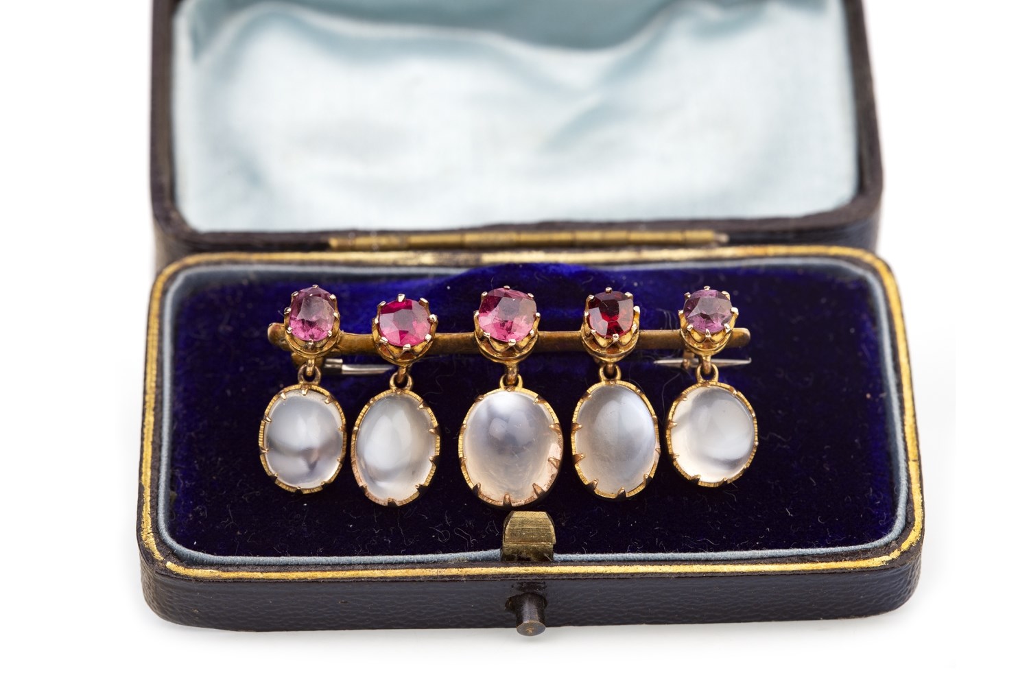 A LATE VICTORIAN GEM SET BAR BROOCH