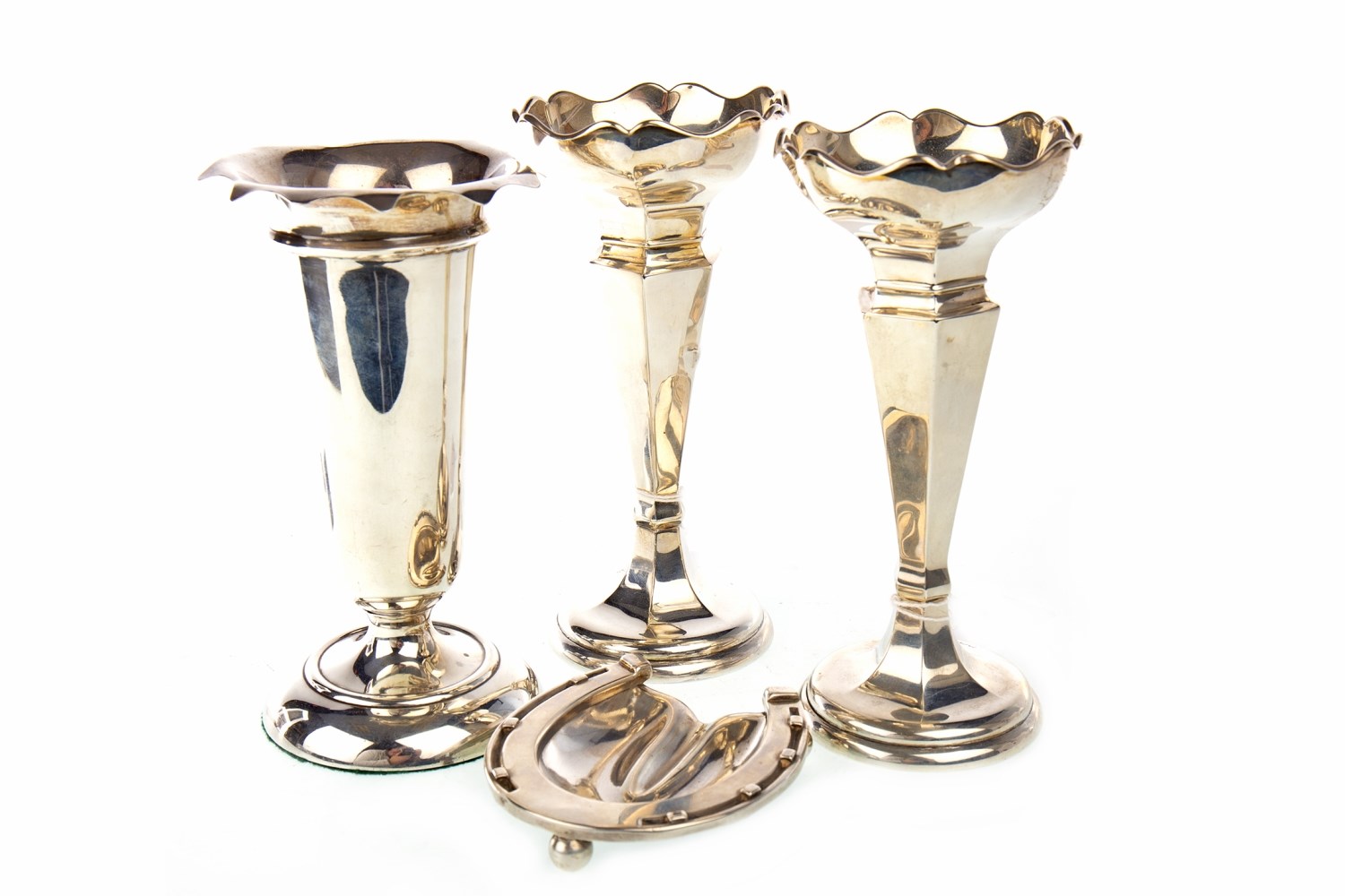 A LOT OF THREE SILVER FLOWER TRUMPETS WITH A SILVER HORSE SHOE ASHTRAY