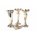 A LOT OF THREE SILVER FLOWER TRUMPETS WITH A SILVER HORSE SHOE ASHTRAY