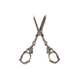 AN ORNATE PAIR OF GEORGE V GRAPE SCISSORS