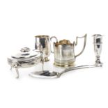 AN EDWARDIAN SILVER TRINKET BOX, TWO SILVER CUPS, A SILVER SOLIFLEUR VASE AND TWO SILVER