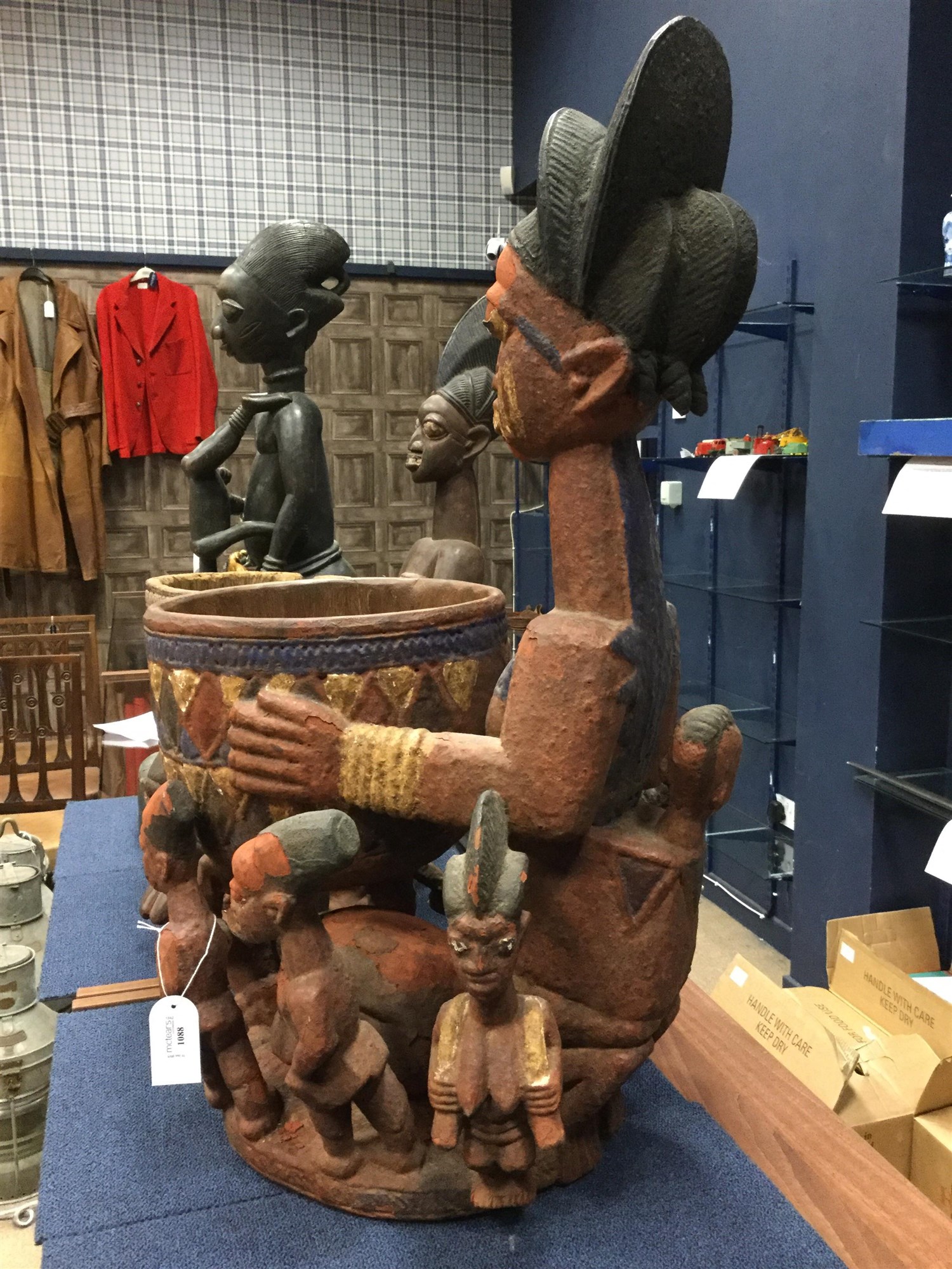AN AFRICAN CARVED WOOD FIGURE WITH BOWL - Image 2 of 2