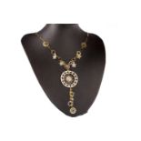 AN ORNATE BI COLOUR NECKLACE