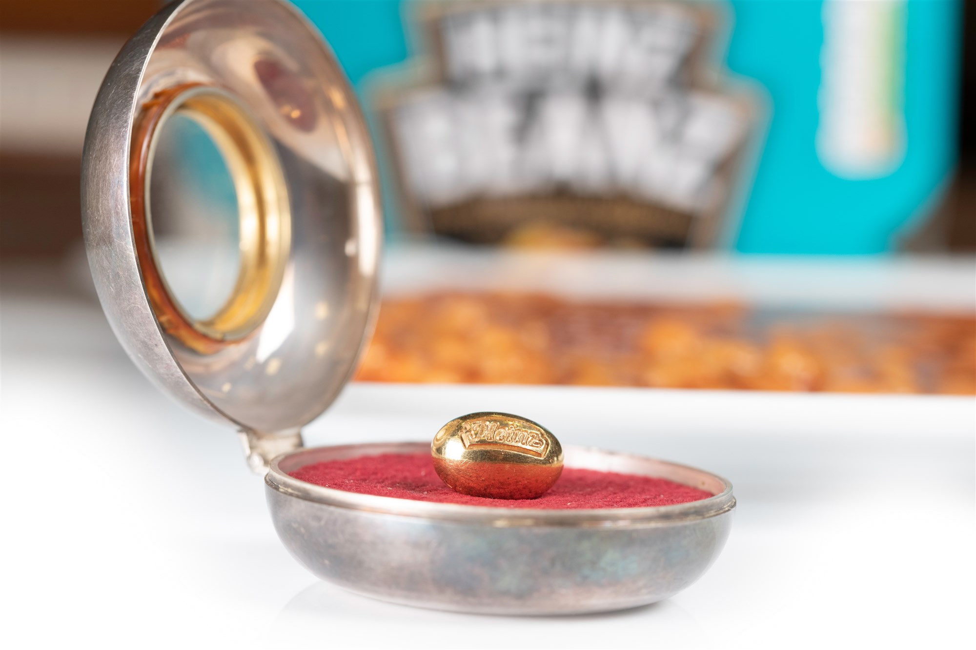 A RARE EIGHTEEN CARAT GOLD HEINZ BAKED BEAN - Image 3 of 3