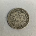 A COLLECTION OF UK AND INTERNATIONAL COINS AND BANKNOTES ALONG WITH A WWI MEDAL AND CAP BADGES