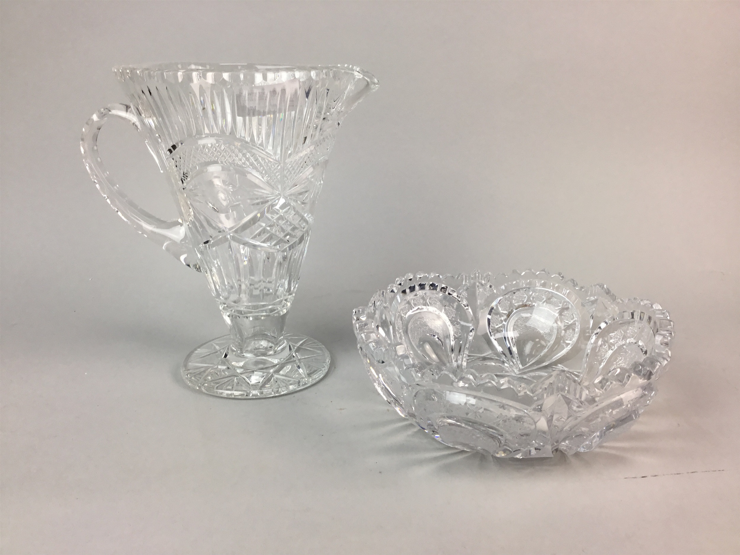 A COLLECTION OF CUT GLASS AND CRYSTAL BOWLS, JUG AND PLATTER - Image 2 of 2