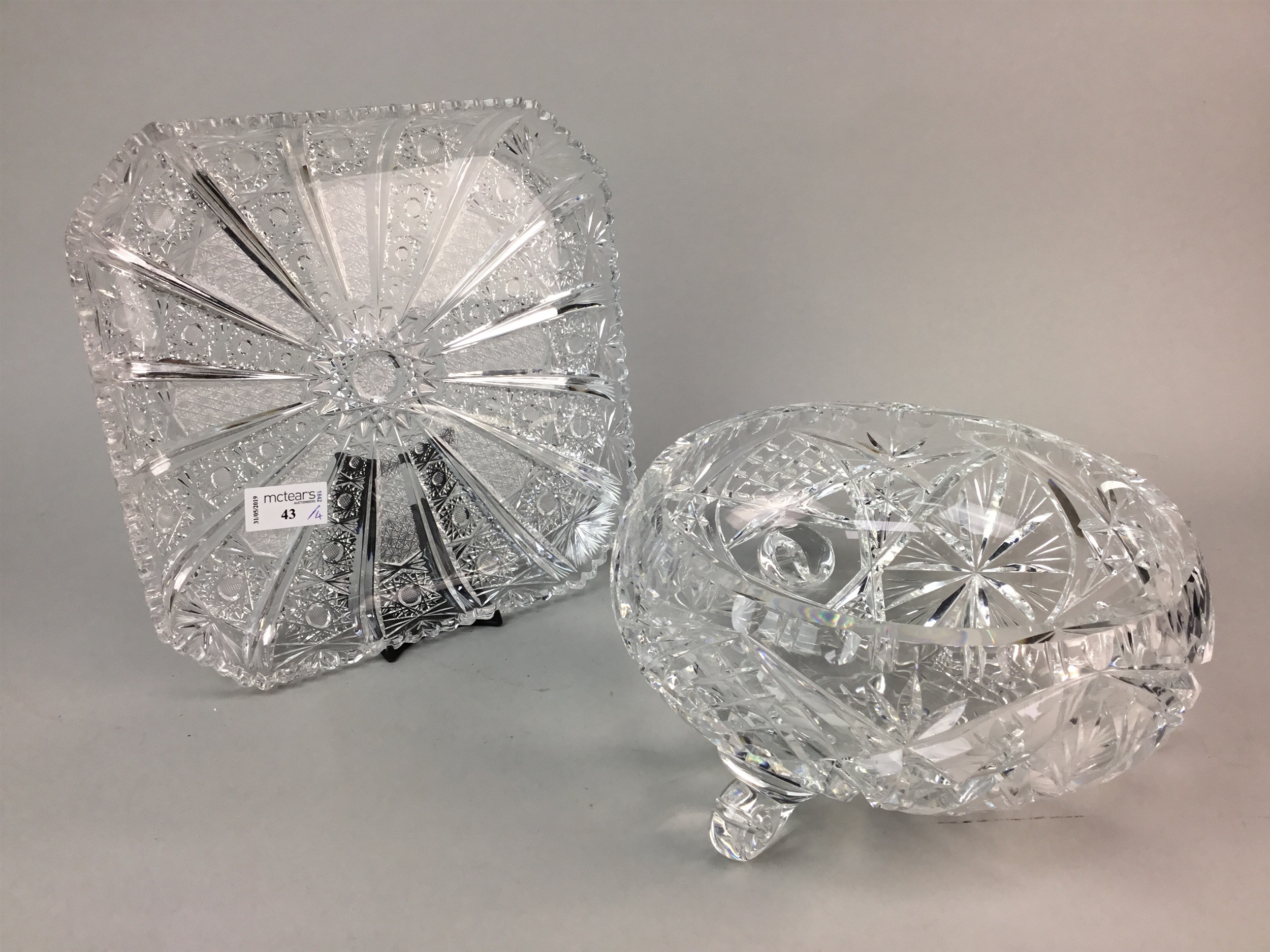 A COLLECTION OF CUT GLASS AND CRYSTAL BOWLS, JUG AND PLATTER