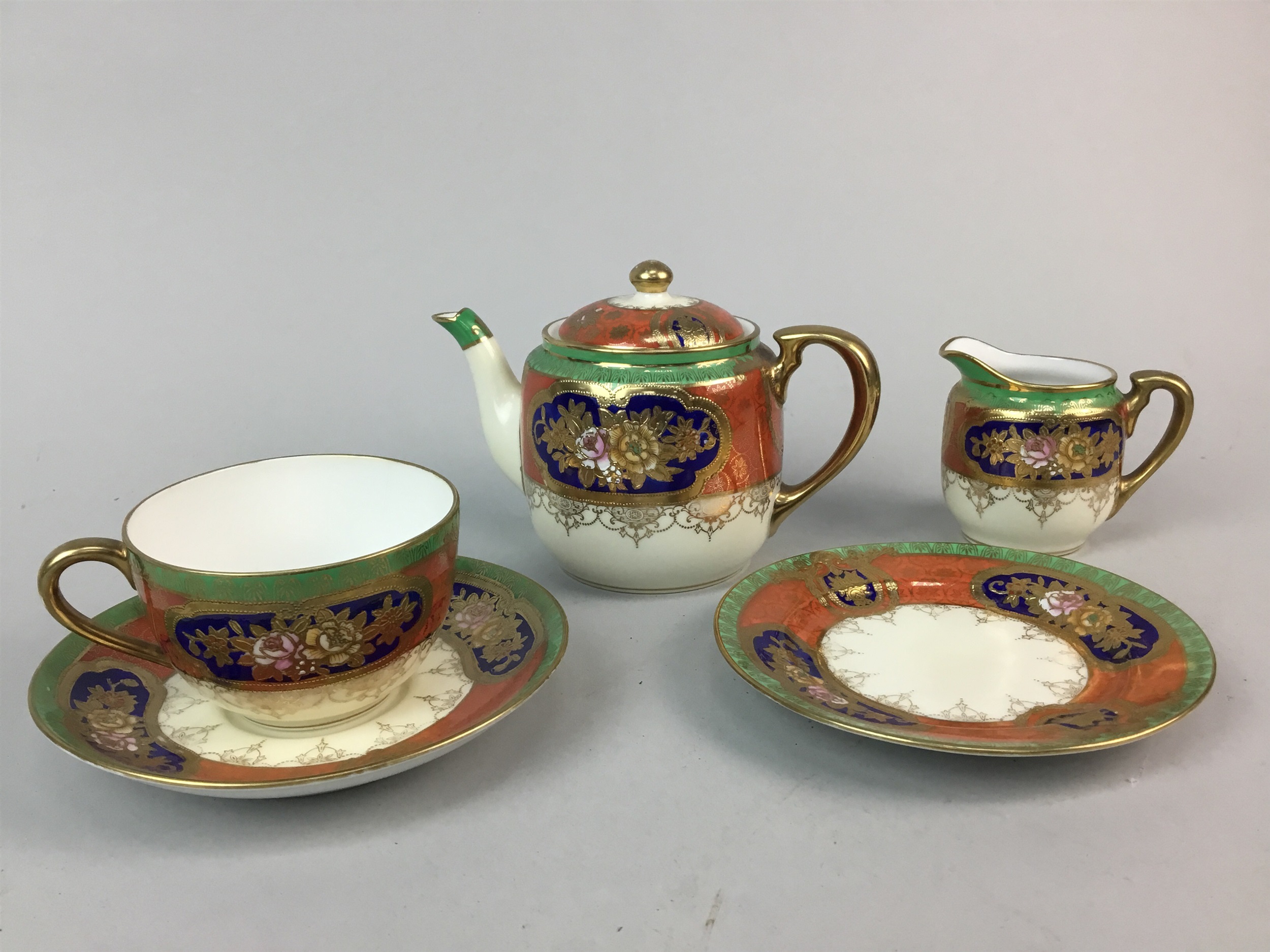 A GROUP OF DECORATIVE PLATES AND CERAMIC CUPS AND SAUCERS - Image 2 of 3