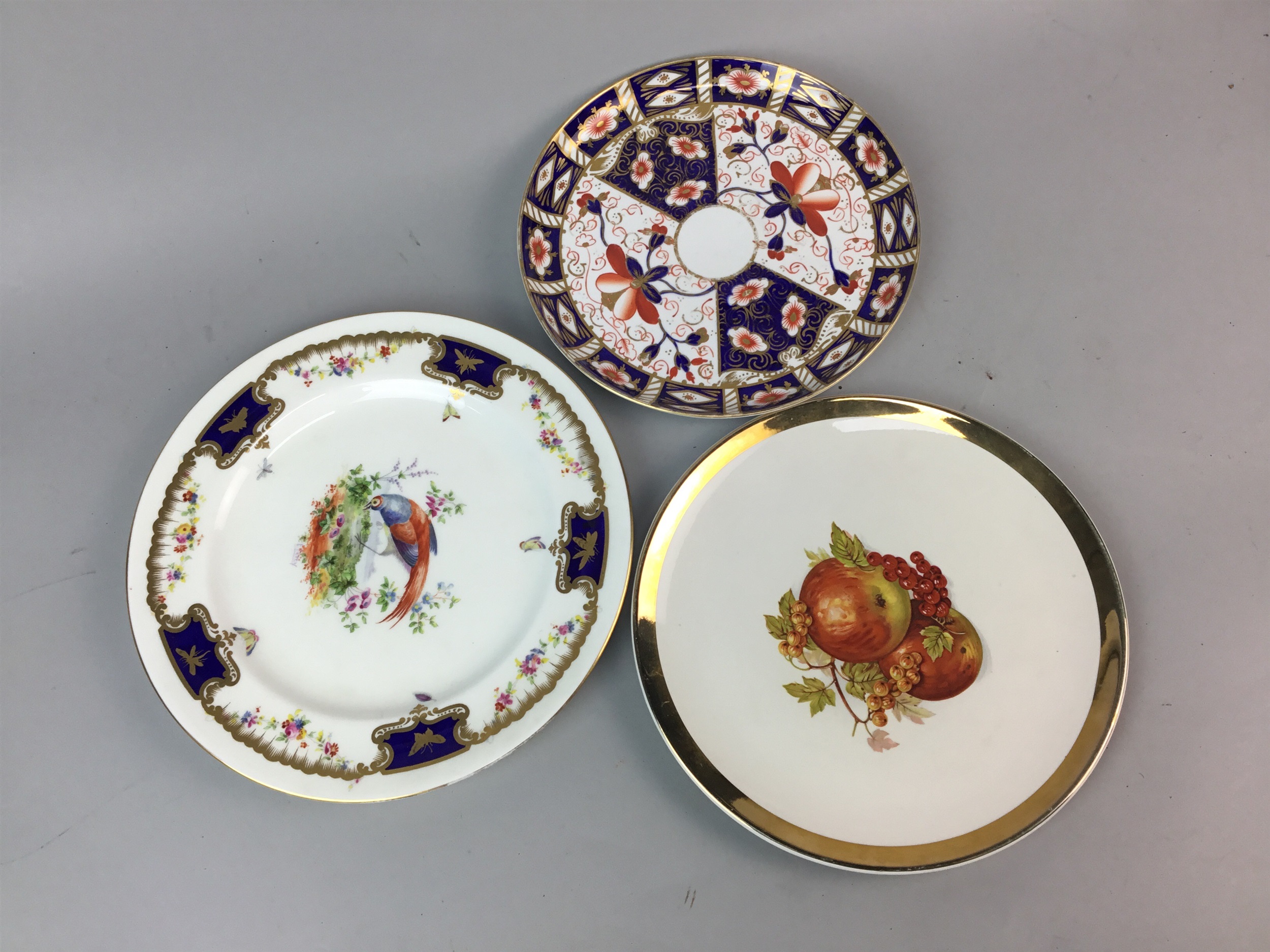 A GROUP OF DECORATIVE PLATES AND CERAMIC CUPS AND SAUCERS