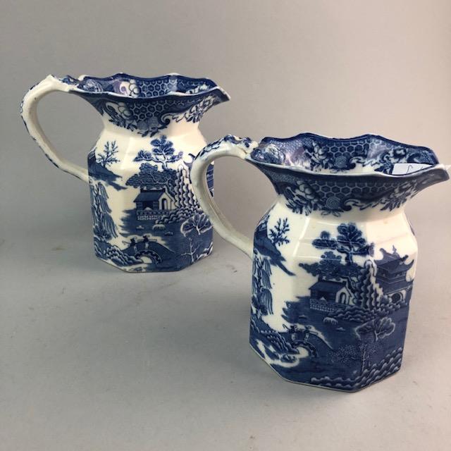 A GRADUATED SET OF THREE BLUE AND WHITE JUGS AND OTHER COLLECTABLE CERAMICS