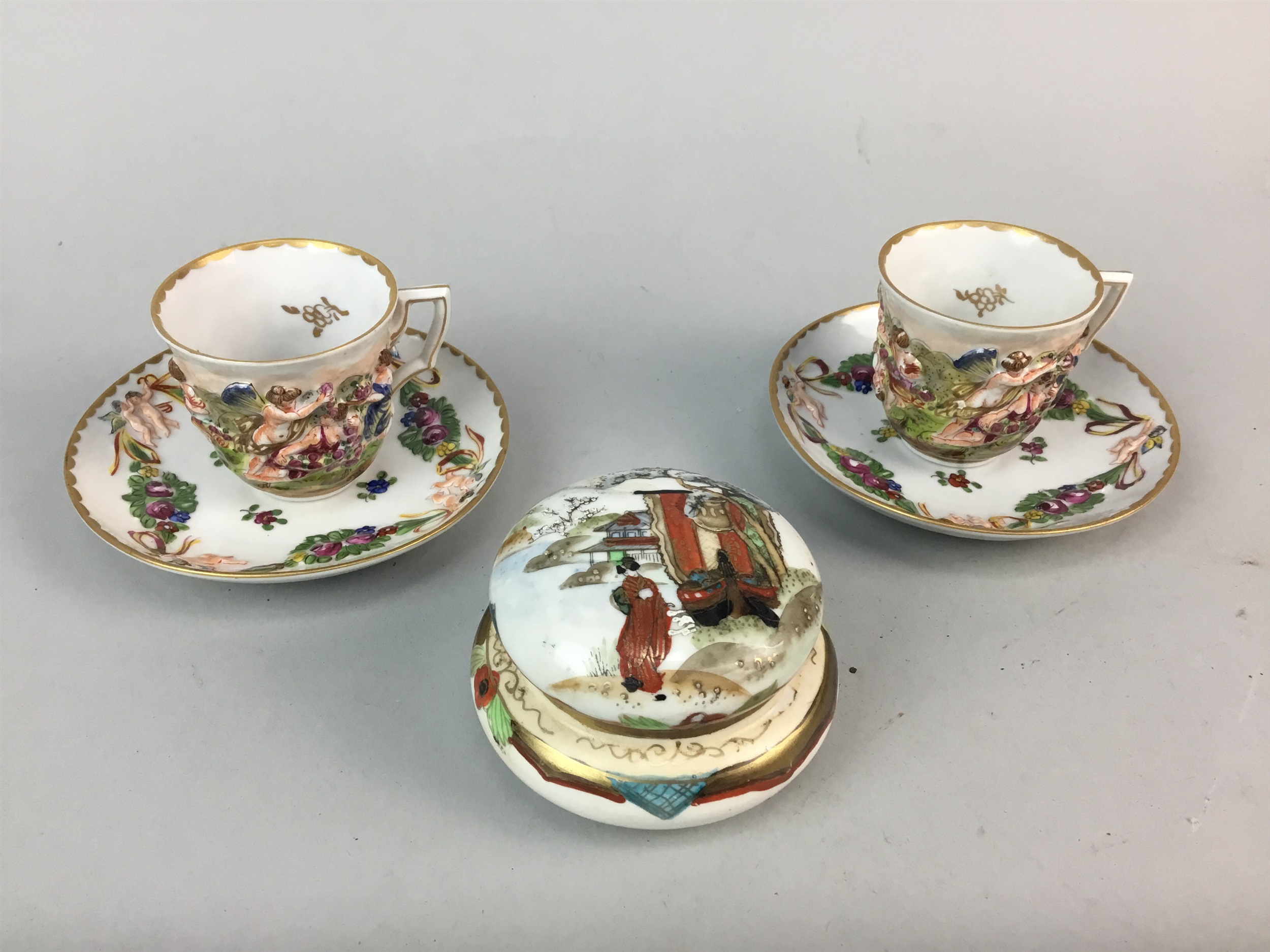 A GROUP OF DECORATIVE PLATES AND CERAMIC CUPS AND SAUCERS - Image 3 of 3