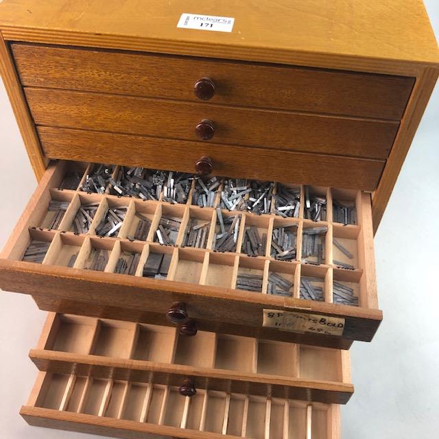 A MINIATURE CHEST OF EIGHT DRAWERS WITH PRINTERS TYPE - Image 2 of 3