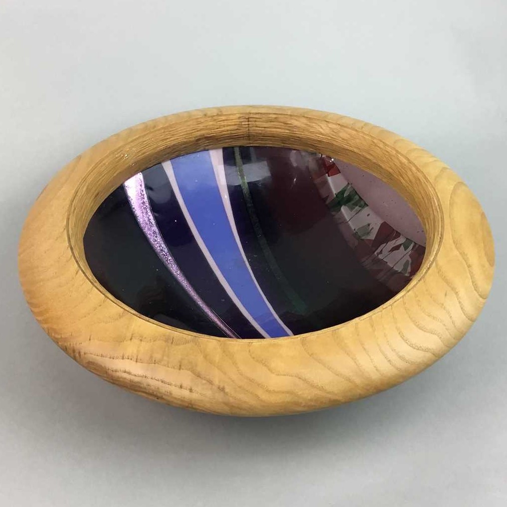 AN ART GLASS BOWL AND TWO DECORATIVE CERAMIC BOWLS