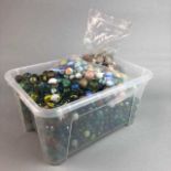 A LARGE LOT OF VINTAGE MARBLES