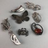 A GROUP OF 20TH CENTURY BROOCHES