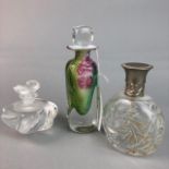 A LARGE COLLECTION OF VINTAGE AND CONTEMPORARY PERFUME BOTTLES
