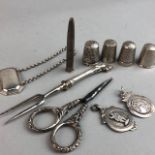 A GROUP OF SILVER AND OTHER ITEMS