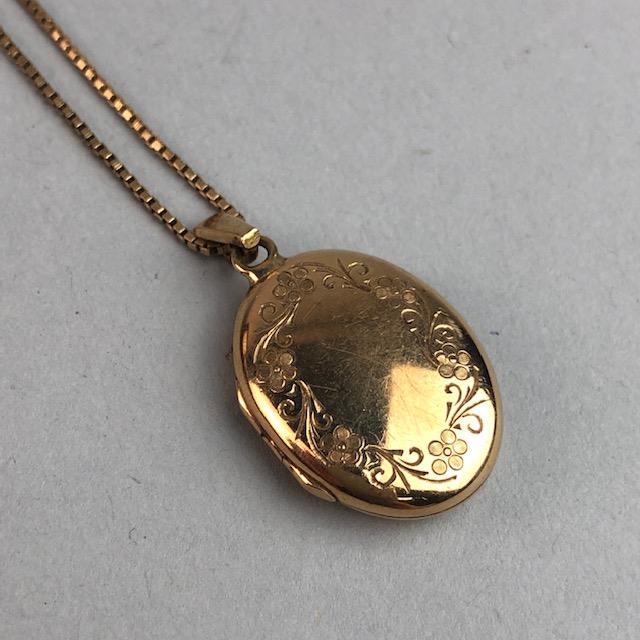 A NINE CARAT GOLD LOCKET ON CHAIN