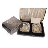 A PAIR OF GEORGE VI SILVER ASHTRAYS AND A SILVER CIGARETTE CASE