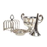 AN EDWARD VII TROPHY CUP AND OTHER EARLY 20TH CENTURY SILVER ITEMS