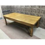 AN ATTRACTIVE 20TH CENTURY OAK DINING TABLE