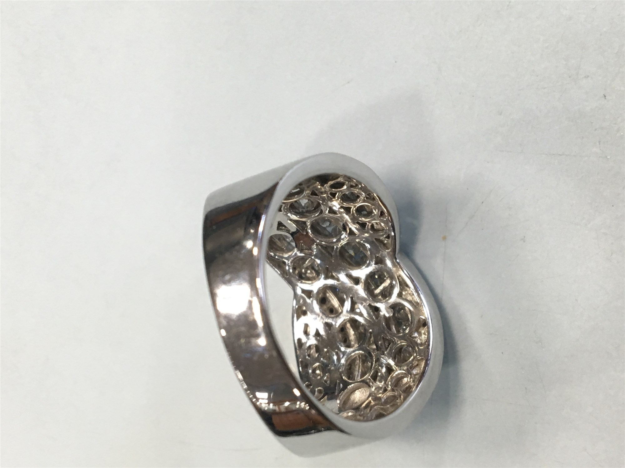 A DIAMOND DRESS RING - Image 3 of 3