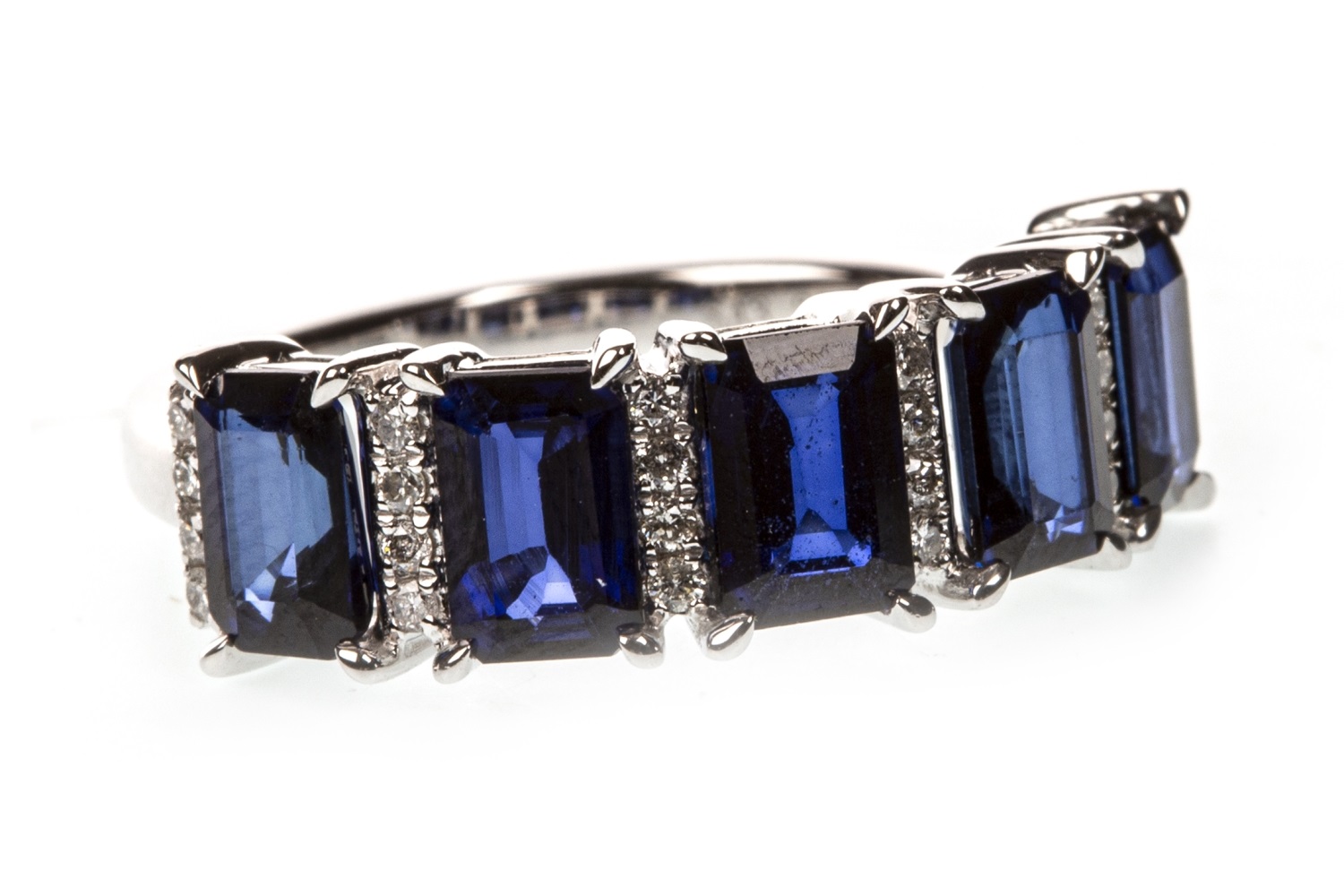 A CERTIFICATED SAPPHIRE AND DIAMOND BAND