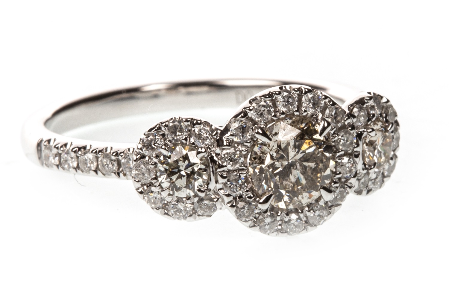 A CERTIFICATED DIAMOND DRESS RING