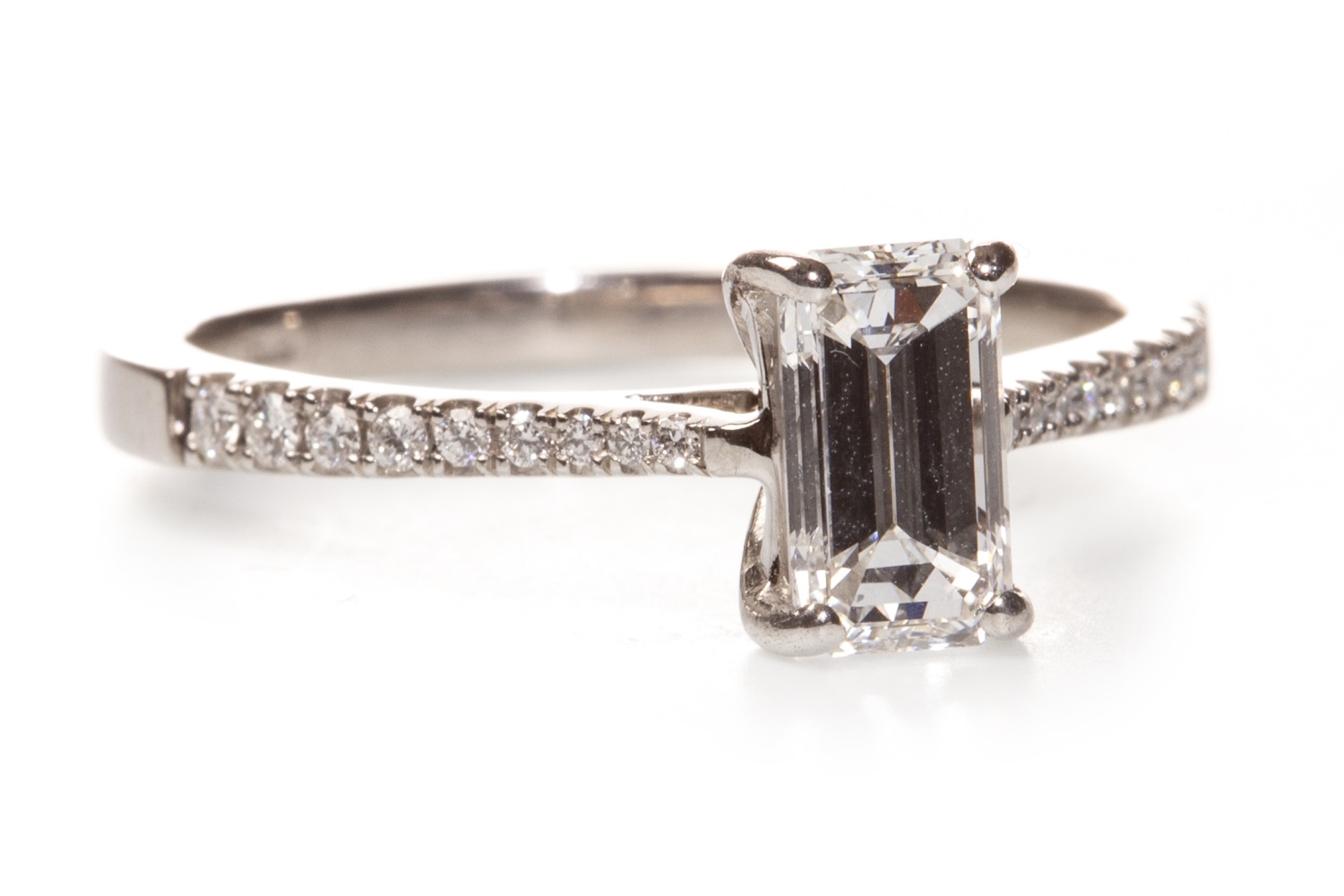 A CERTIFICATED DIAMOND SOLITAIRE RING