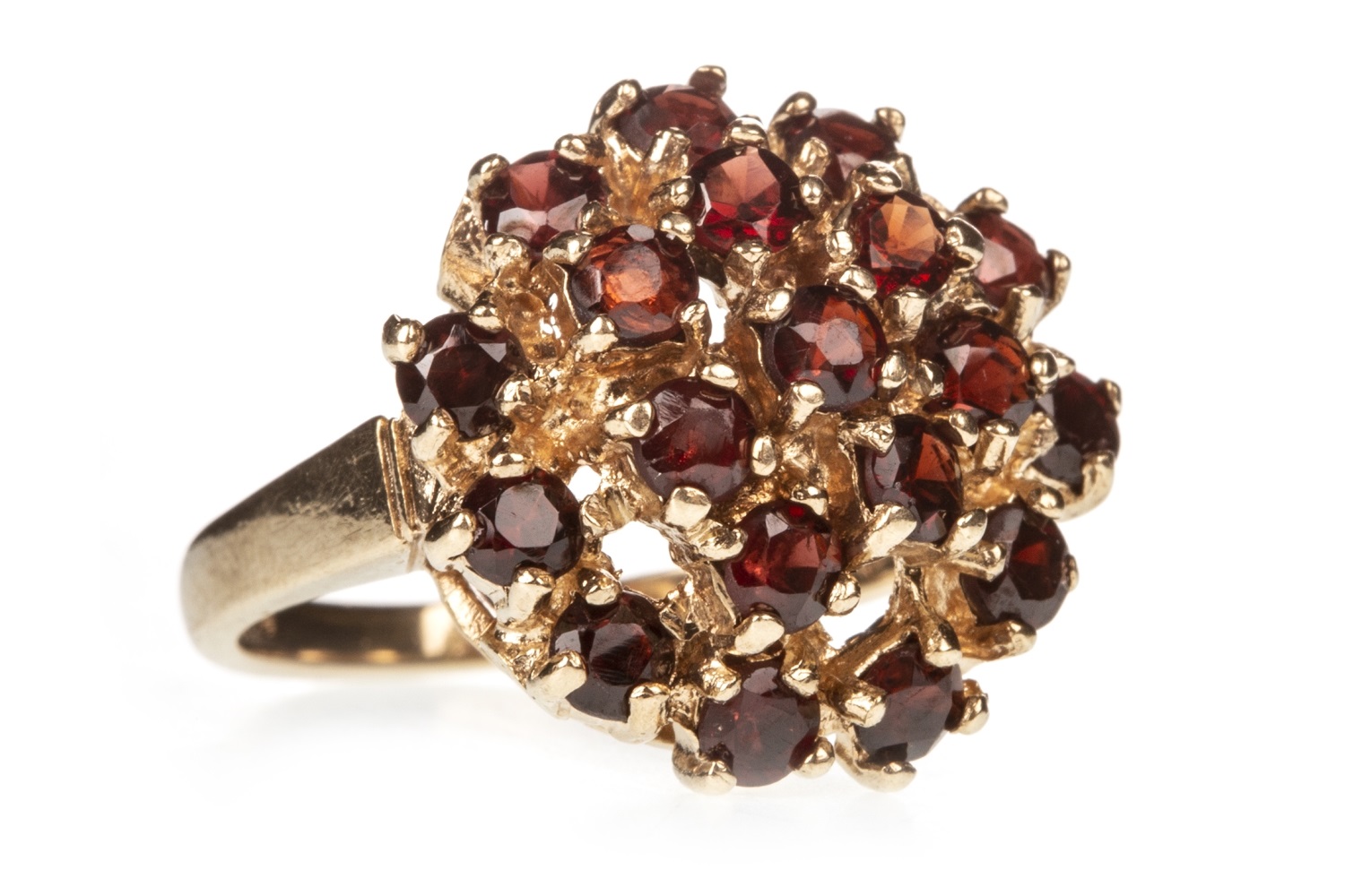 A RED GEM SET CLUSTER RING