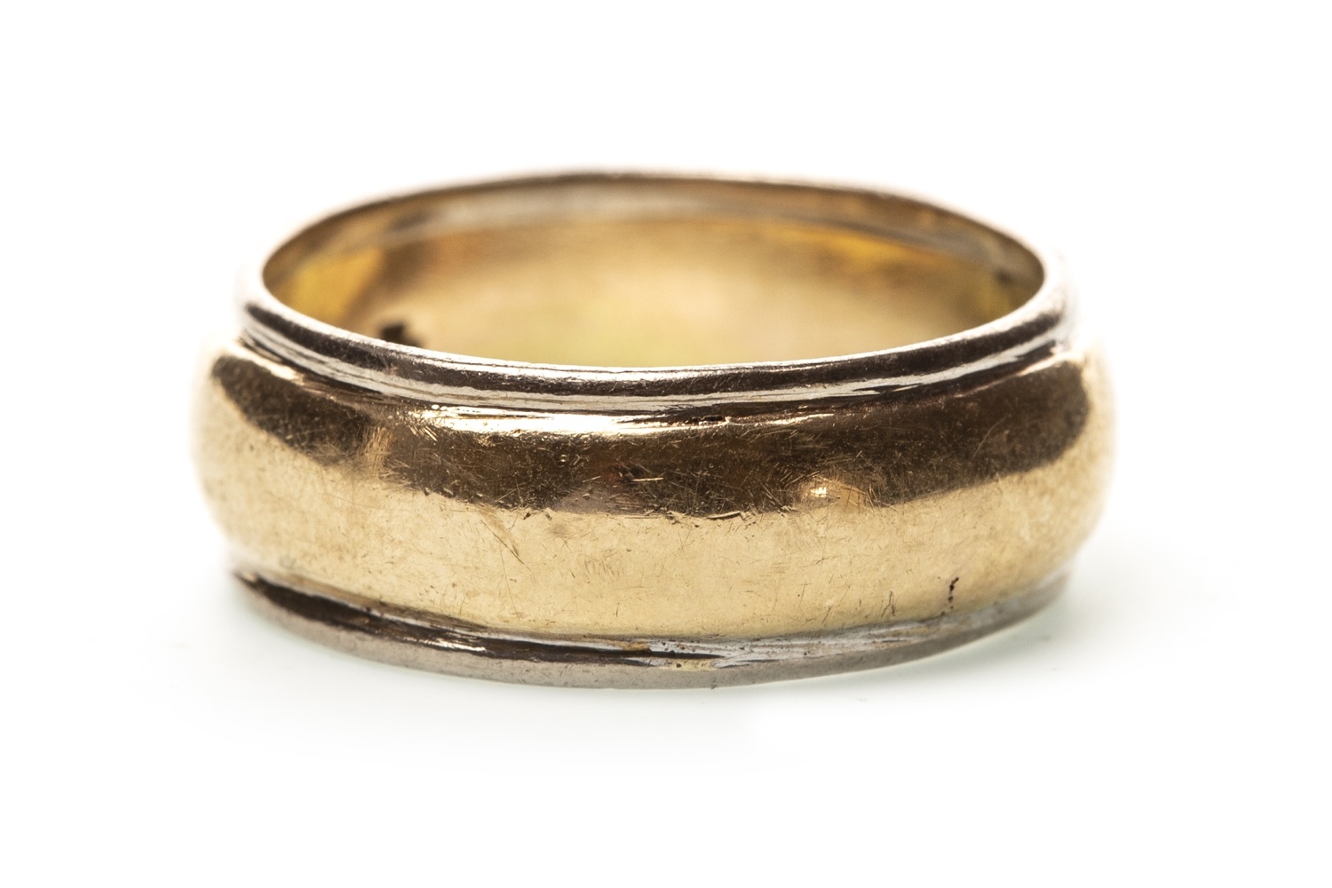 A NINE CARAT GOLD WEDDING BAND