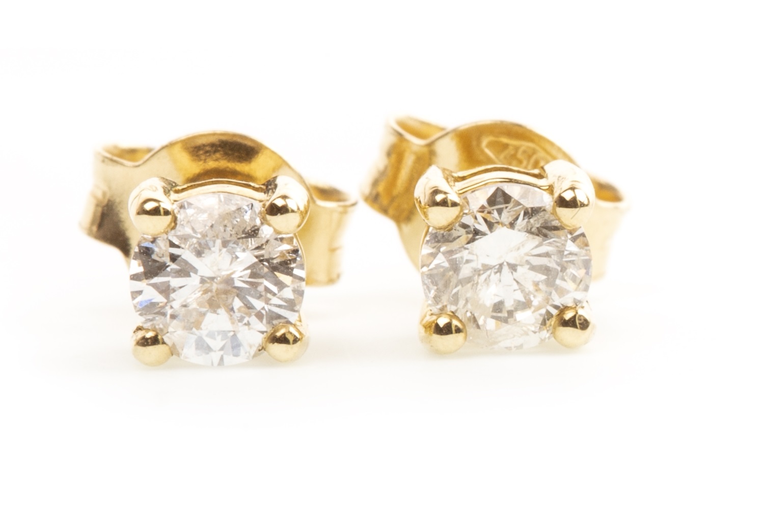 A PAIR OF DIAMOND STUD EARRINGS