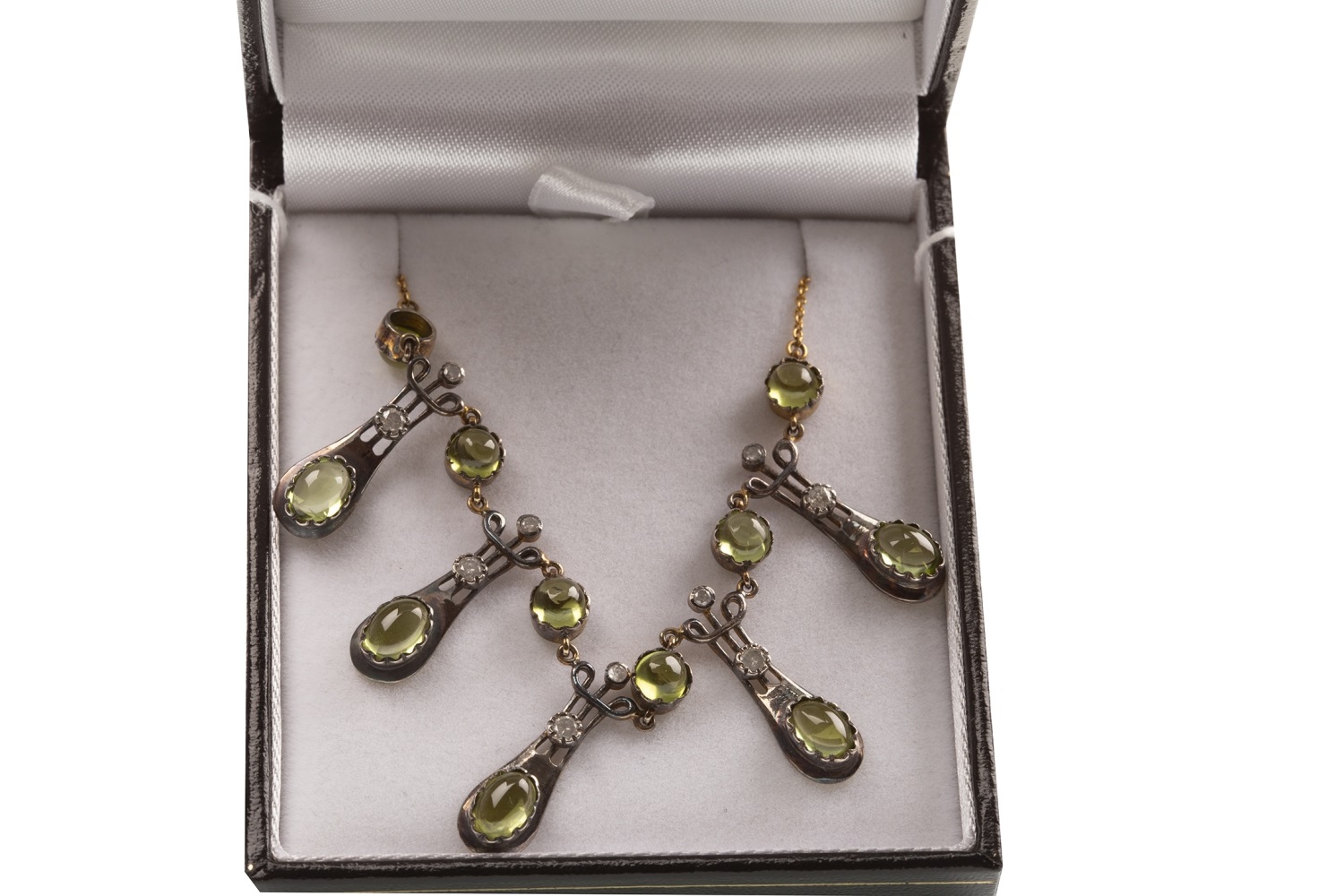 A PERIDOT AND DIAMOND NECKLET