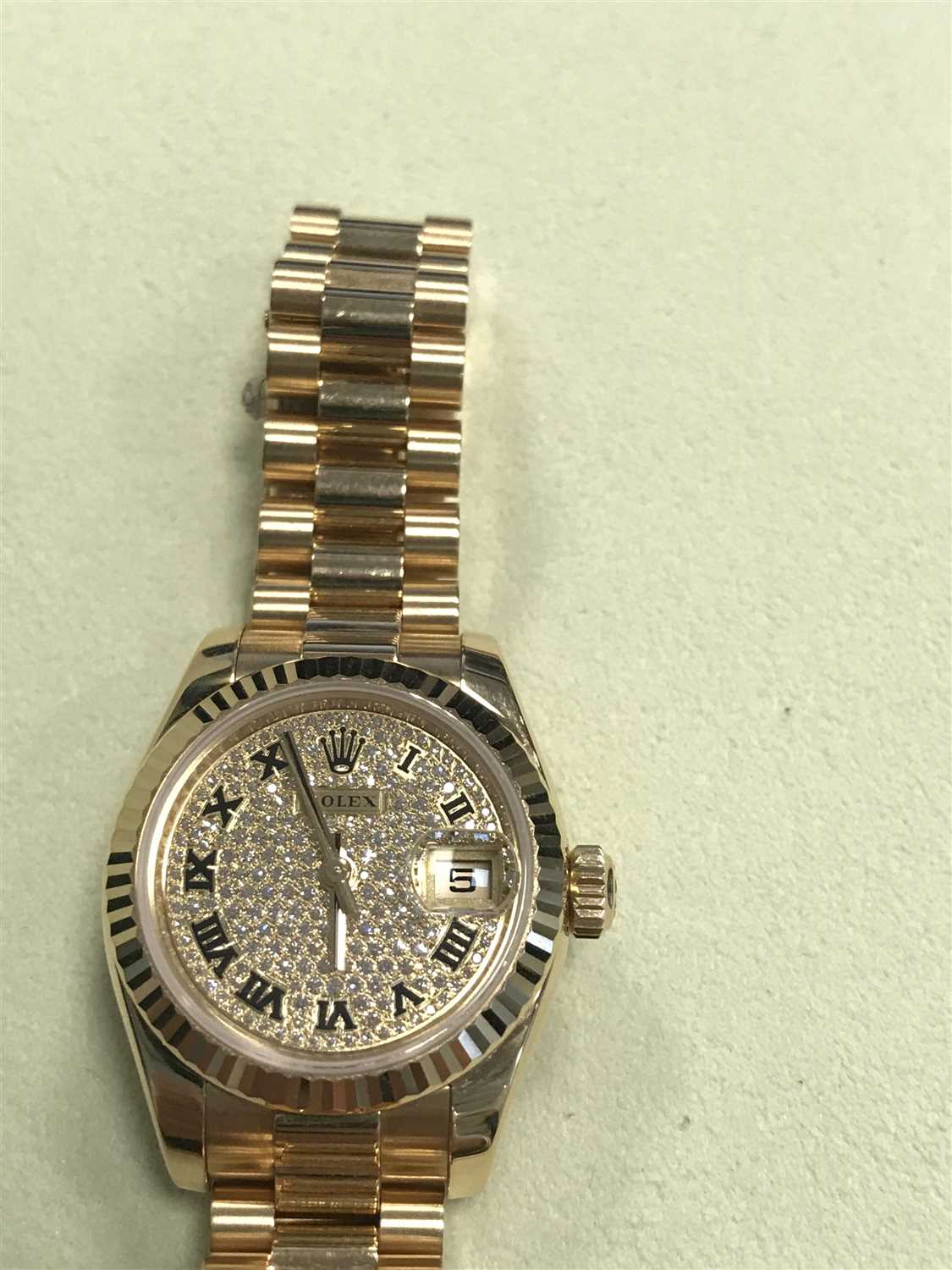 A LADY'S ROLEX DATEJUST GOLD DIAMOND WATCH - Image 4 of 8