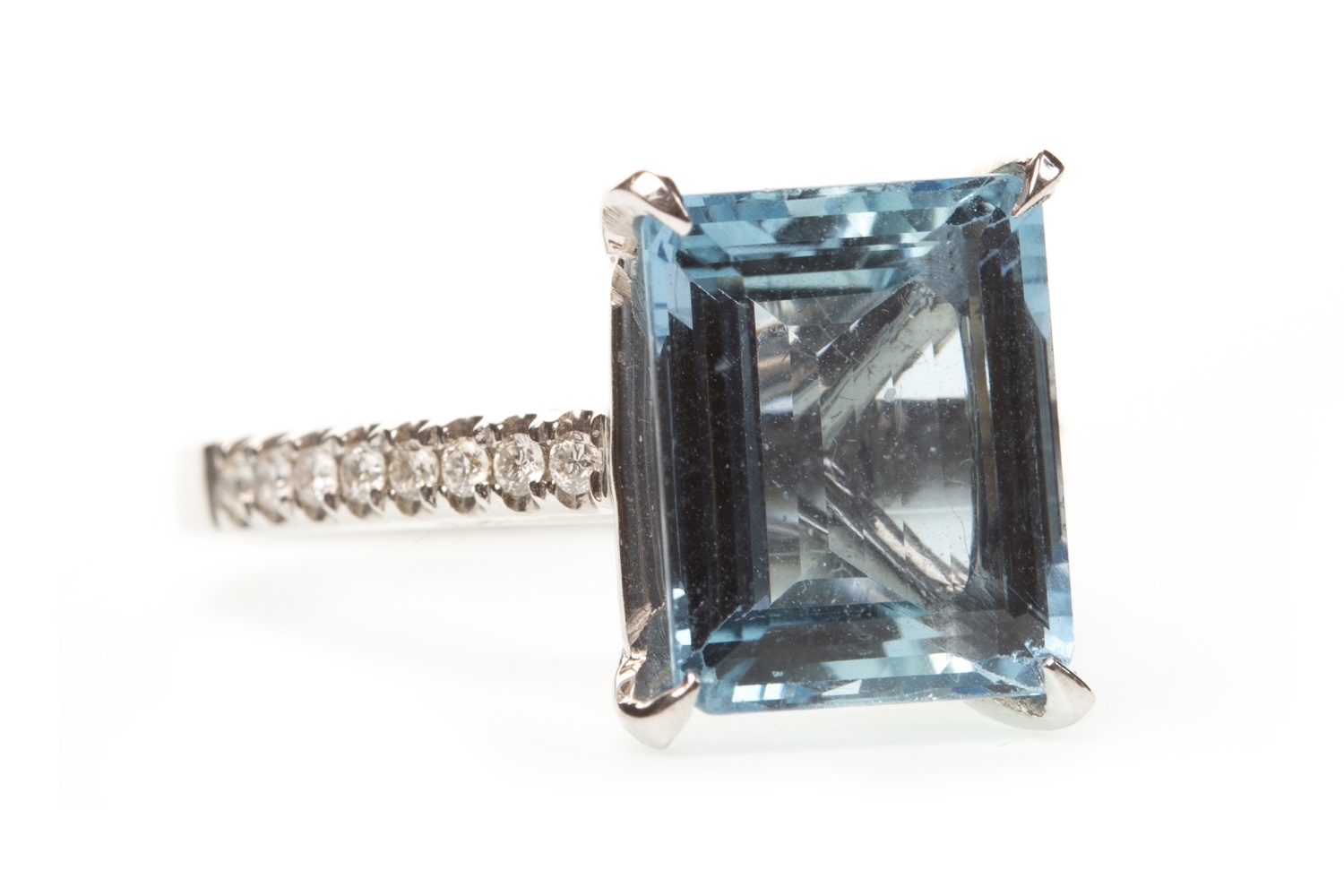 AN AQUAMARINE AND DIAMOND RING