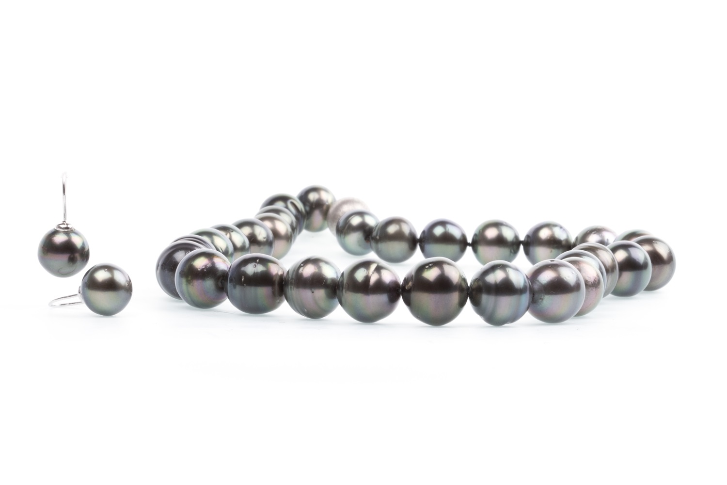 A TAHITIAN PEARL NECKLACE AND EARRINGS