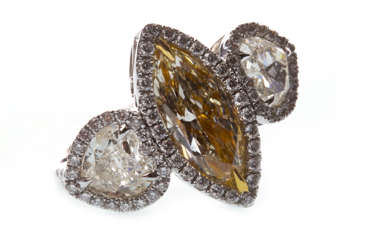 AN IMPRESSIVE CERTIFICATED YELLOW AND WHITE DIAMOND RING