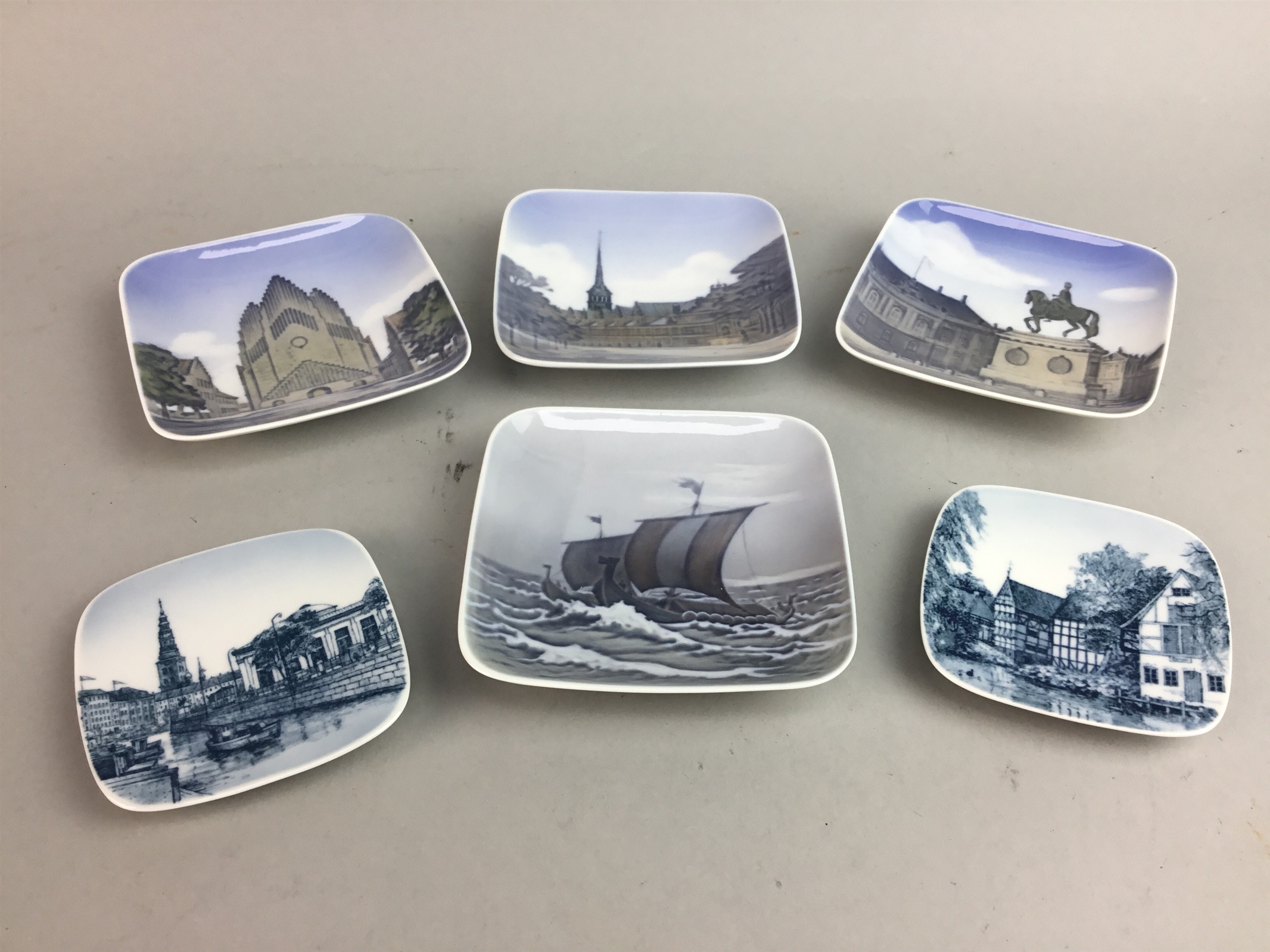 A COLLECTION OF CERAMIC DISHES INCLUDING ROYAL COPENHAGEN AND CARLTON WARE - Image 2 of 4