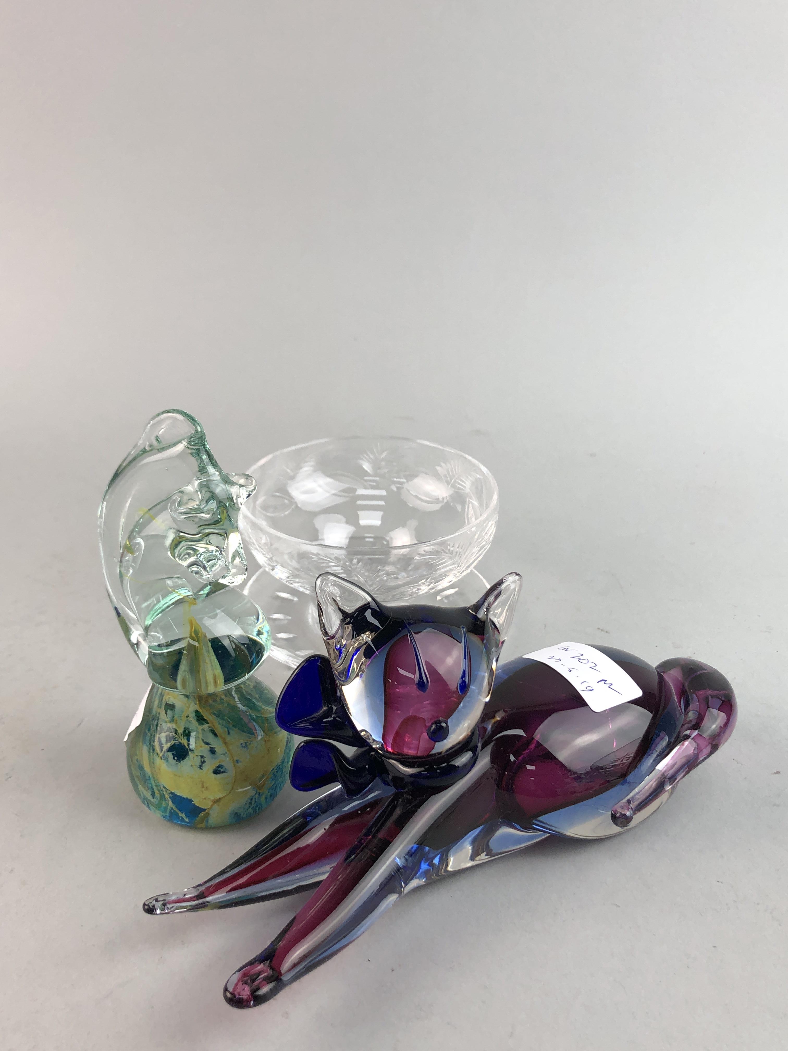 A GLASS FRUIT BOWL WITH A PLATED RIM AND OTHER GLASSWARE - Image 4 of 4