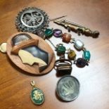 A GROUP OF VINTAGE JEWELLERY